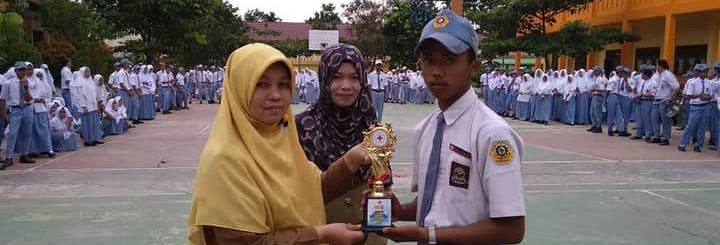 Pemberian Hadiah Siswa Berprestasi